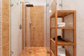 Shower, hair dryer - 10 Years Hosting • Best Location Prague • Netflix (Prague)