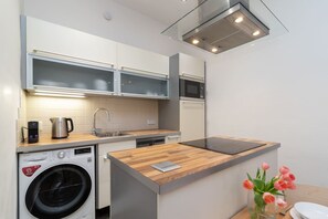 Fridge, microwave, oven, stovetop - 10 Years Hosting • Best Location Prague • Netflix (Prague)