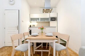 Dining - 10 Years Hosting • Best Location Prague • Netflix (Prague)