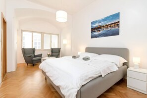 Desk, iron/ironing board, free WiFi, bed sheets - 10 Years Hosting • Best Location Prague • Netflix (Prague)