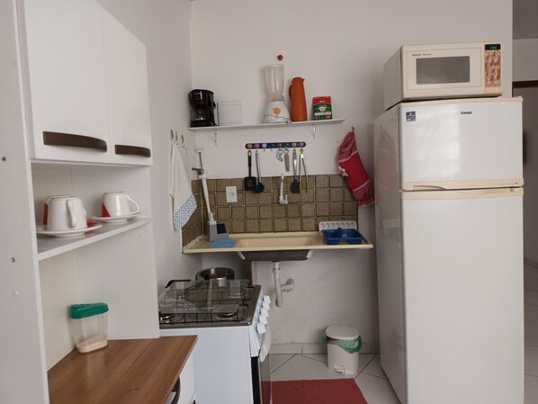 Basic Apartment, 1 Double Bed | Private kitchen
