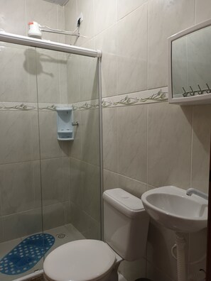 基本公寓, 1 張標準雙人床 | 浴室 | 淋浴設備、毛巾