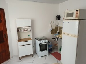 Basic Apartment, 1 Double Bed | Private kitchen