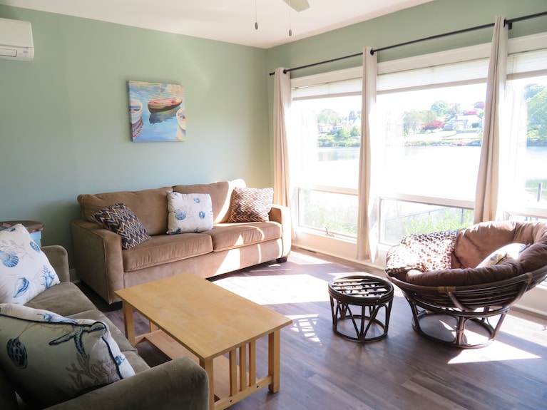 Waterfront Cottage Within Walking Distance To The Beach. A Dog-friendly Property - Connecticut