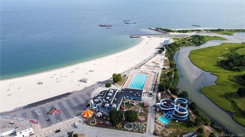 Waterfront Cottage within walking distance to the Beach. A dog-friendly property