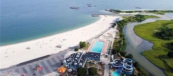 Waterfront Cottage within walking distance to the Beach. A dog-friendly property