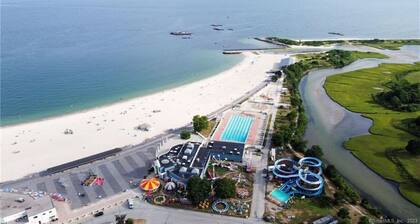 Waterfront Cottage within walking distance to the Beach. A dog-friendly property