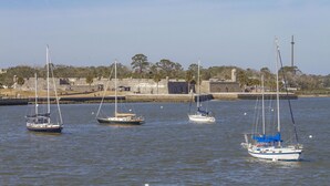 Un port où plusieurs voiliers sont amarrés.