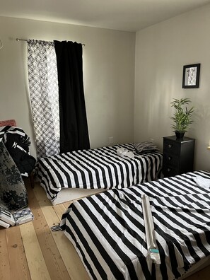2 habitaciones, tabla de planchar con plancha, internet y ropa de cama 