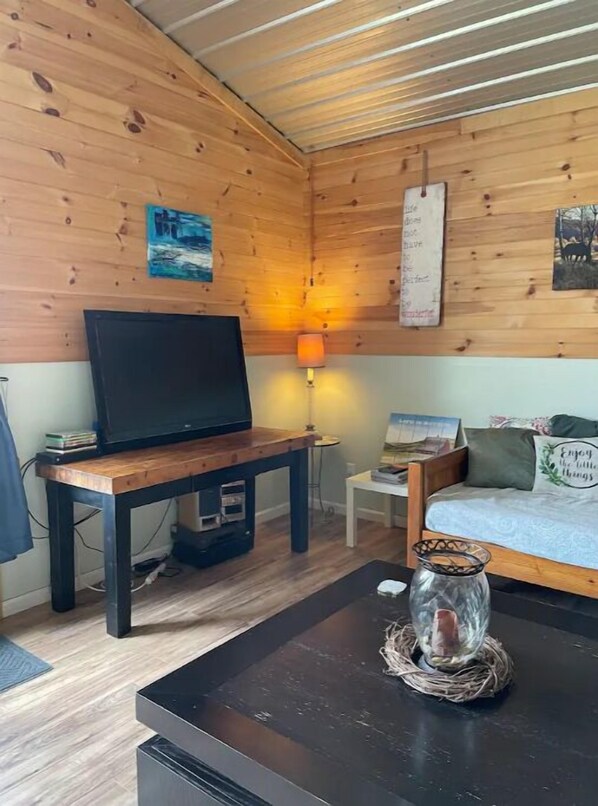 1 bedroom, WiFi, bed sheets - Sunset Roost @ Arise Animal Rescue Farm (Raleigh)