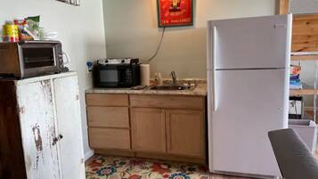 Réfrigérateur, micro-ondes, cafetiÚre/bouilloire, grille-pain