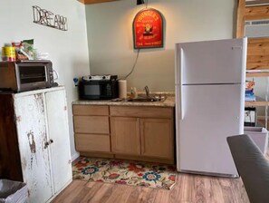 Réfrigérateur, four à micro-ondes, cafetière-théière, grille-pain