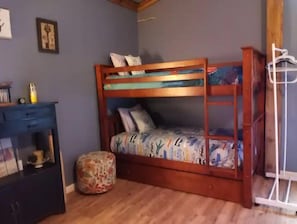 1 bedroom, WiFi, bed sheets - Starlight Lounge @ Arise Animal Rescue Farm (Raleigh)