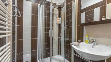 Ducha, secador de pelo, shampoo