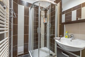 Ducha, secador de pelo, shampoo