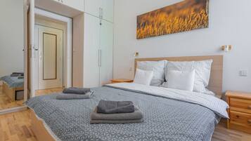 Schreibtisch, Bügeleisen/Bügelbrett, Reisekinderbett, kostenloses WLAN