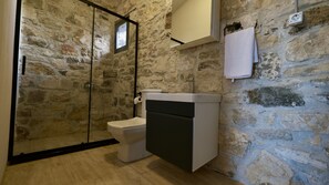 Deluxe-Zimmer | Badezimmer | Dusche, Regendusche, kostenlose Toilettenartikel, Bademäntel