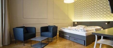 Työpöytä, silitysrauta/-lauta, ilmainen Wi-Fi, vuodevaatteet