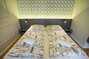 Desk, iron/ironing board, free WiFi, bed sheets - Design Studio Anděl, WalkScore 99% | 370+ Reviews (Prague 5)