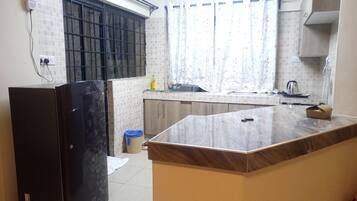 Frigorífico, microondas, cafetera o tetera y hervidor eléctrico
