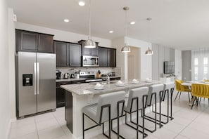 Fridge, microwave, oven, stovetop - Windsor Island Water Park Oasis: 7-Bed near Disney (Davenport)