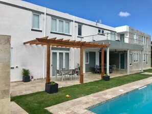 Una piscina al aire libre