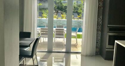 LUQUILLO BEACH & RAINFOREST,LUX. VILLA 33 GUESTS!