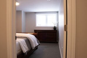 1 bedroom, desk, iron/ironing board, free WiFi - Country Oasis - King Bed w/Tempur-Pedic matress.  (Guelph)