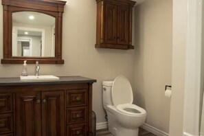 Shower, hair dryer, towels, soap - Country Oasis - King Bed w/Tempur-Pedic matress.  (Guelph)