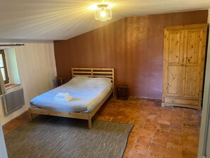 4 bedrooms, travel cot