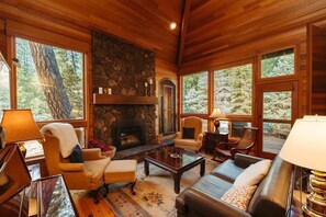 TV, fireplace, DVD player, offices - Black Butte Mountain Retreat w/ Private Sauna (Sisters)