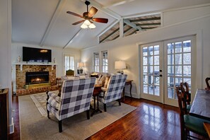 Interior - Tater Tot - A Cute close to town cabin (Highlands)