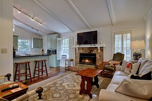 Smart TV - Tater Tot - A Cute close to town cabin (Highlands)