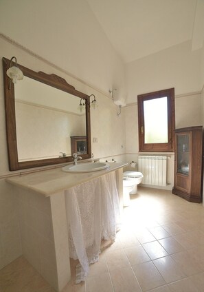 Regadera, secadora de cabello, bidet, toallas