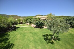 Property grounds - Villa near the sea submerged in greenery (Teulada)
