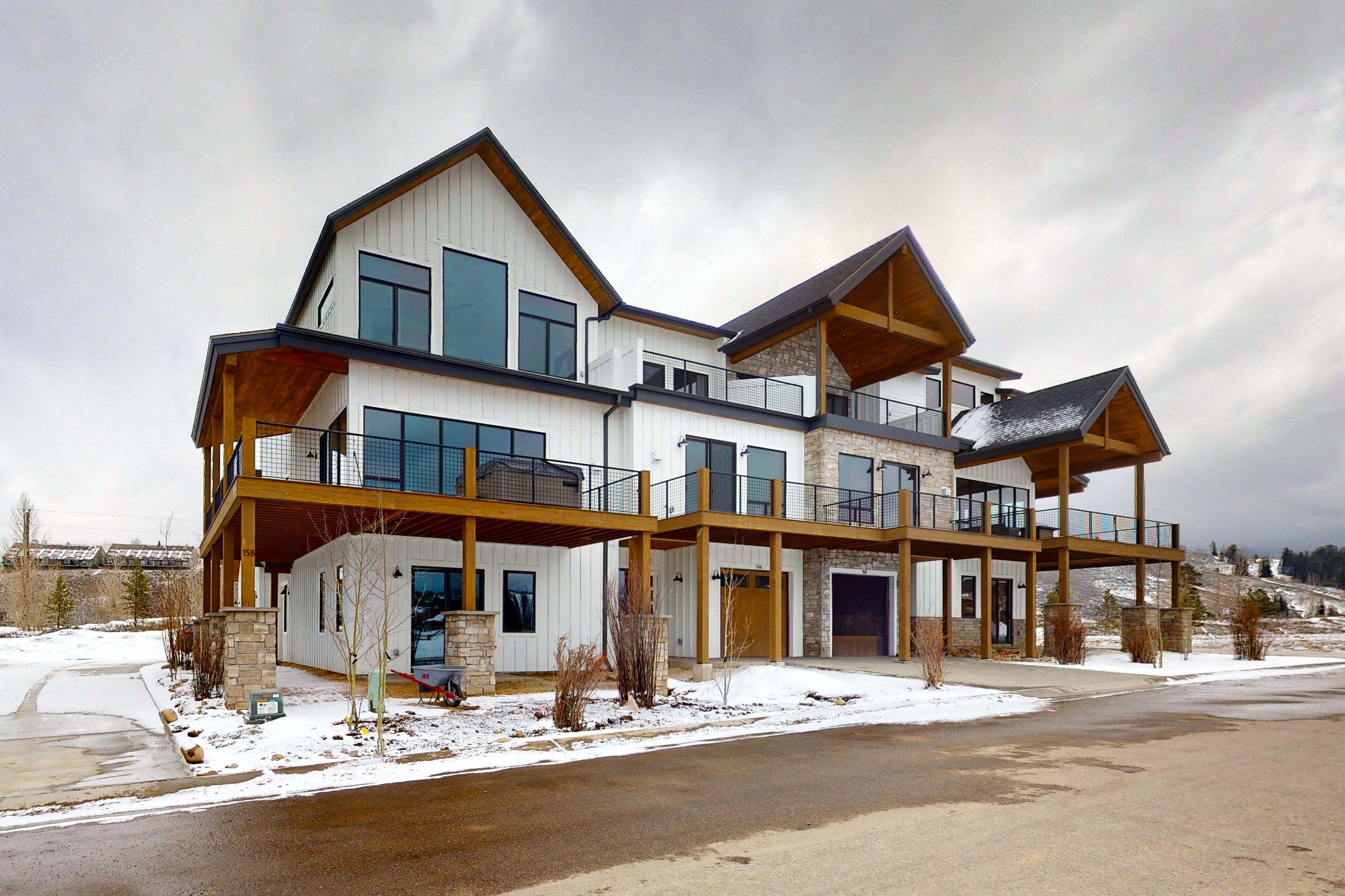 New 3-story mountain-view home with private hot tub, fireplace, deck, & W/D