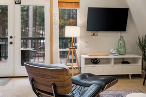 Televisión, chimenea y oficina