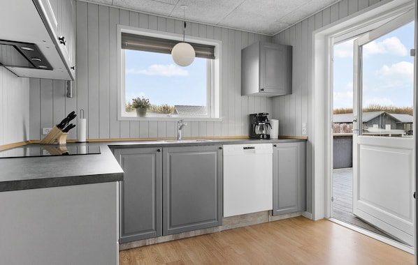 Køleskab, kogeplade, opvaskemaskine, kaffe-/temaskine