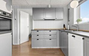 Fridge, stovetop, dishwasher, coffee/tea maker - Nice home in Sydals with WiFi (Sydals)