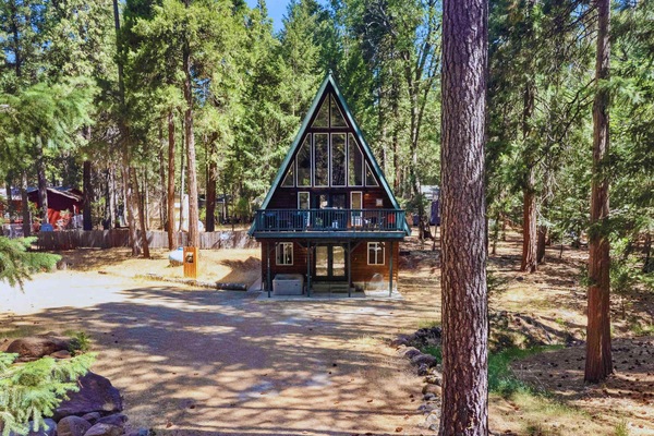 The house is situated away from the road, providing the much-needed peace and quiet that’s perfect for a mountain getaway. You will get to experience the rural environment, yet have the comfort of being in a good neighborhood.