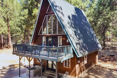Lassen A-Frame Cabin w/ Hot Tub
