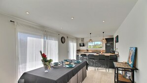 A modern kitchen with a dining area. - Le 26 - Erdeven - Gîte (ERDEVEN)