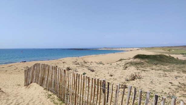 A beach with a wooden fence and a clear sky. - Le 26 - Erdeven - Gîte (ERDEVEN)