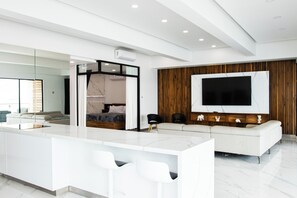 Luxury-Apartment | Wohnbereich | Fernseher, Streaming-Dienste