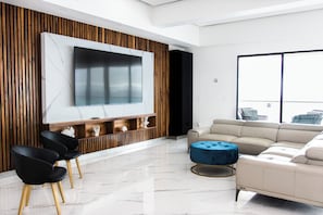 Apartamento de lujo | Zona de estar | Una televisión, servicios de streaming