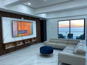 Appartement Luxe | Salle de séjour | Télévision, services de streaming