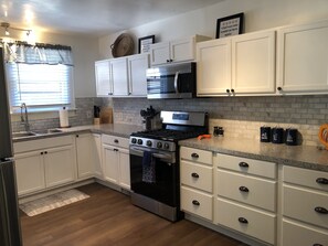 Microwave, oven, stovetop, dishwasher - Cozy Bungalow in Park Circle (North Charleston)