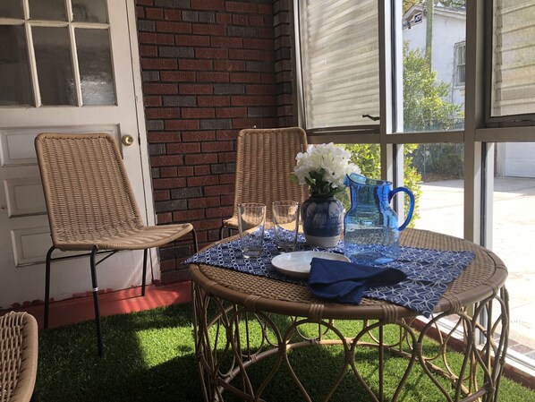 Dining - Cozy Bungalow in Park Circle (North Charleston)