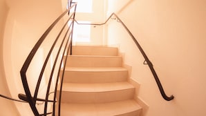 A spiral staircase with a handrail and steps. - Chocolate com Pimenta Edifício (João Pessoa)
