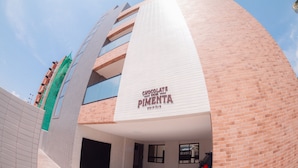 A modern building with a sign reading "Chocolate con Pimenta". - Chocolate com Pimenta Edifício (João Pessoa)
